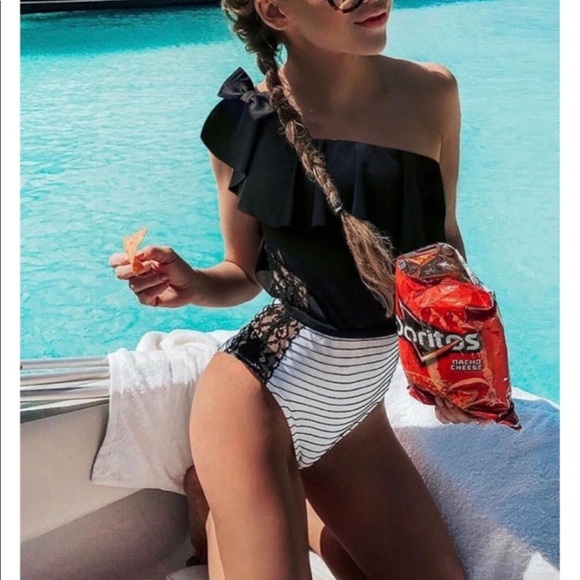 ONLY 1 LEFT!!! 🛍 One-shoulder swimsuit - Picture 2 of 4